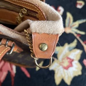 Louis Vuitton medium bucket purse